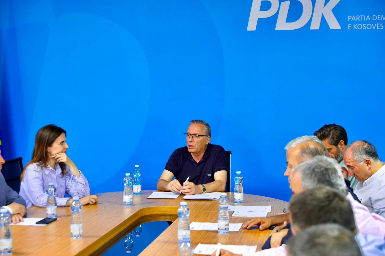 Hamza mbledh deputetët e PDK-së: Kosova ka nevojë për institucione, jo për një pushtet që zvarrit proceset