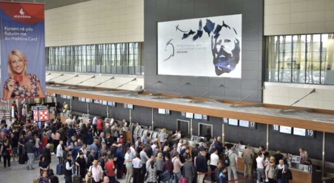 Gjatë kontrollit në Aeroportin e Prishtinës, ja çka gjeti policia në çantën e një gruaje