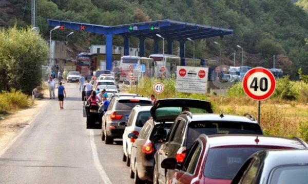 Pritje deri në 40 minuta te “Dheu i Bardhë”