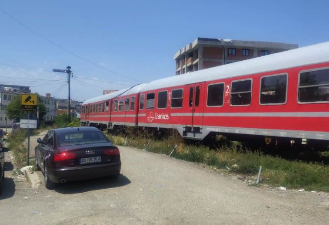 Treni ndalet në Klinë, telat e rrymës bien mbi të
