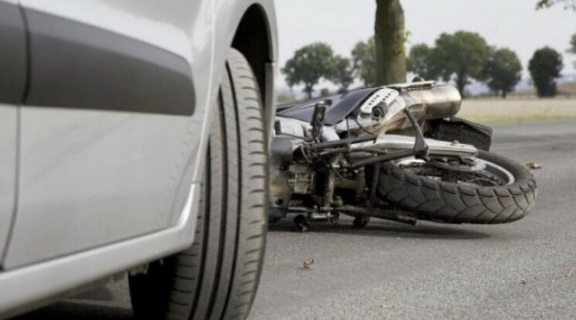 Përplasje mes veturës dhe motoçikletës në Podujevë, një person i lënduar