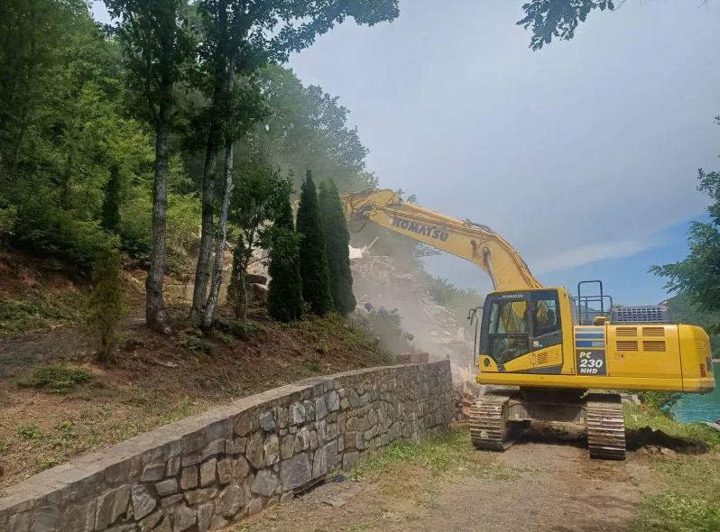 BE-ja sërish kërkon pezullimin e rrënimeve pranë liqenit të Ujmanit