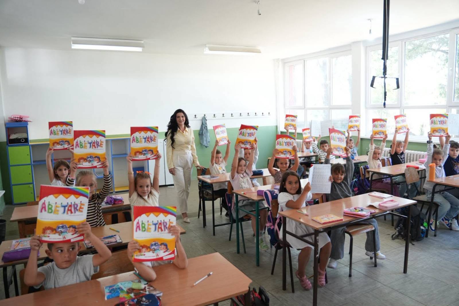 Kurti: 37 mijë libra shqip për nxënësit e Luginës, pavarësisht bllokadës së Serbisë