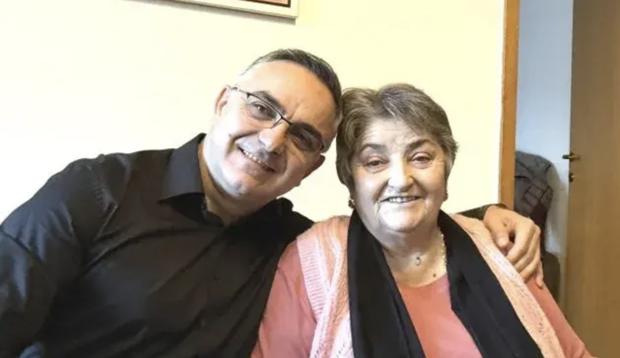 “Neva na la me dhimbje e merzi, por me krenari..”, Tahiri jep detaje rreth ceremoisë së varrimit të nënës