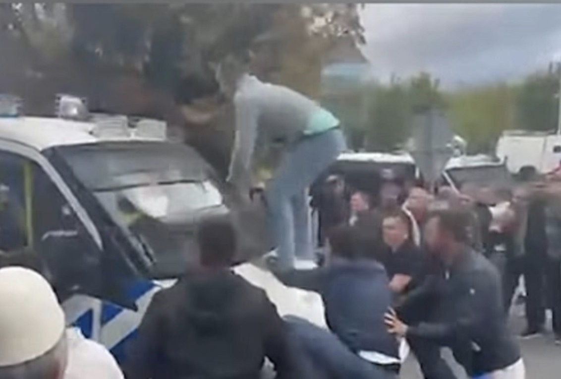 Qytetarët godasin me grushte dhe hipin mbi kombin e Policisë në Hagë