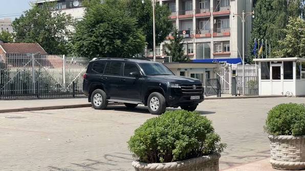 Policia tregon arsyen pse u ndalua hyrja e veturave në parkingun e Kuvendit