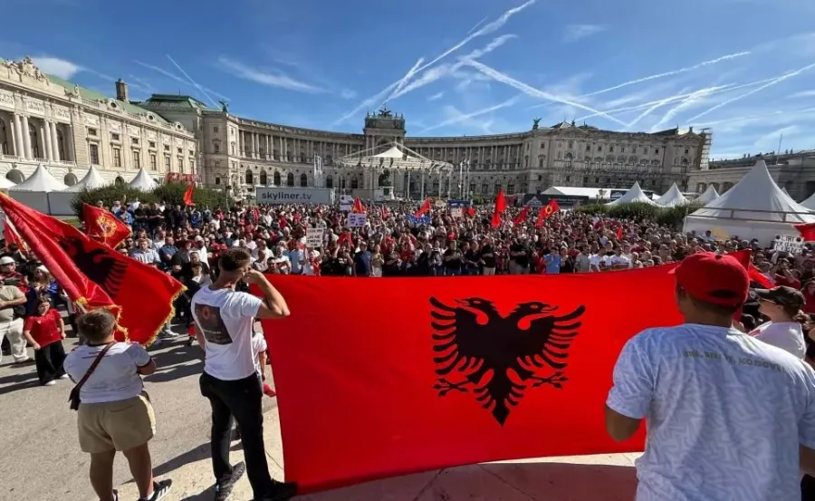 Protestë në Vjenë kundër aktgjykimit të Speciales: “Jo në emrin tim”