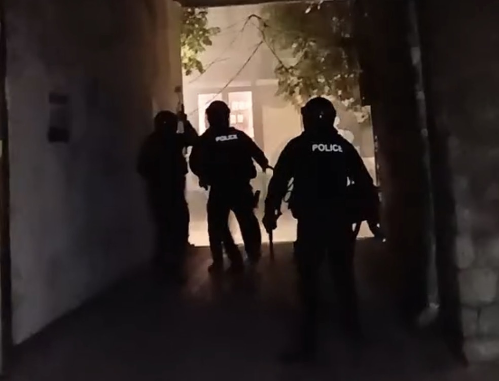 E TMERRSHME: Tre policë e rrahin qytetarin brutalisht