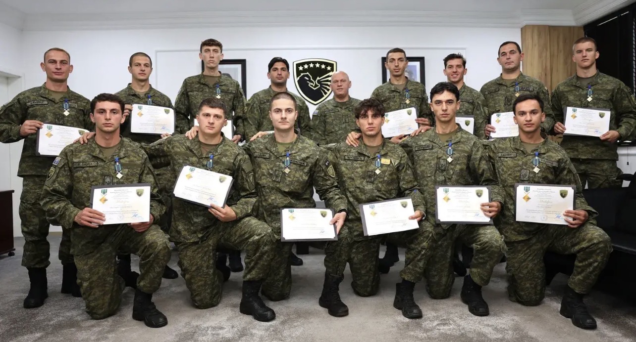 Fituan “Medaljen e Artë”, komandanti i FSK-së i dekoron pjesëtarët e ekipit