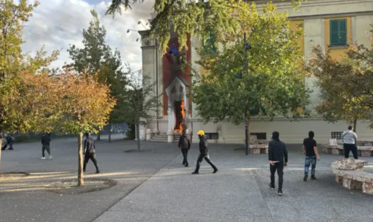 Protestuesit në Tiranë i vënë flakën Ministrisë së Bujqësisë
